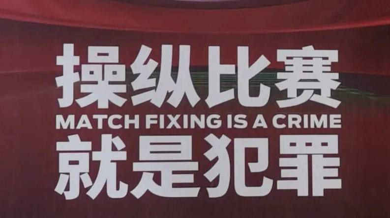 吴东海这才满意的点了点头，道：我说过了，大丈夫要能屈能伸，如果你跪没用，我也会跪，只要能得到回春丹，让我叫他爸都可以，这世界上还有什么比生命更重要吗？好吧......吴鑫知道，爸爸已经完全被回春丹勾住了魂，这时候自己说什么都没用。